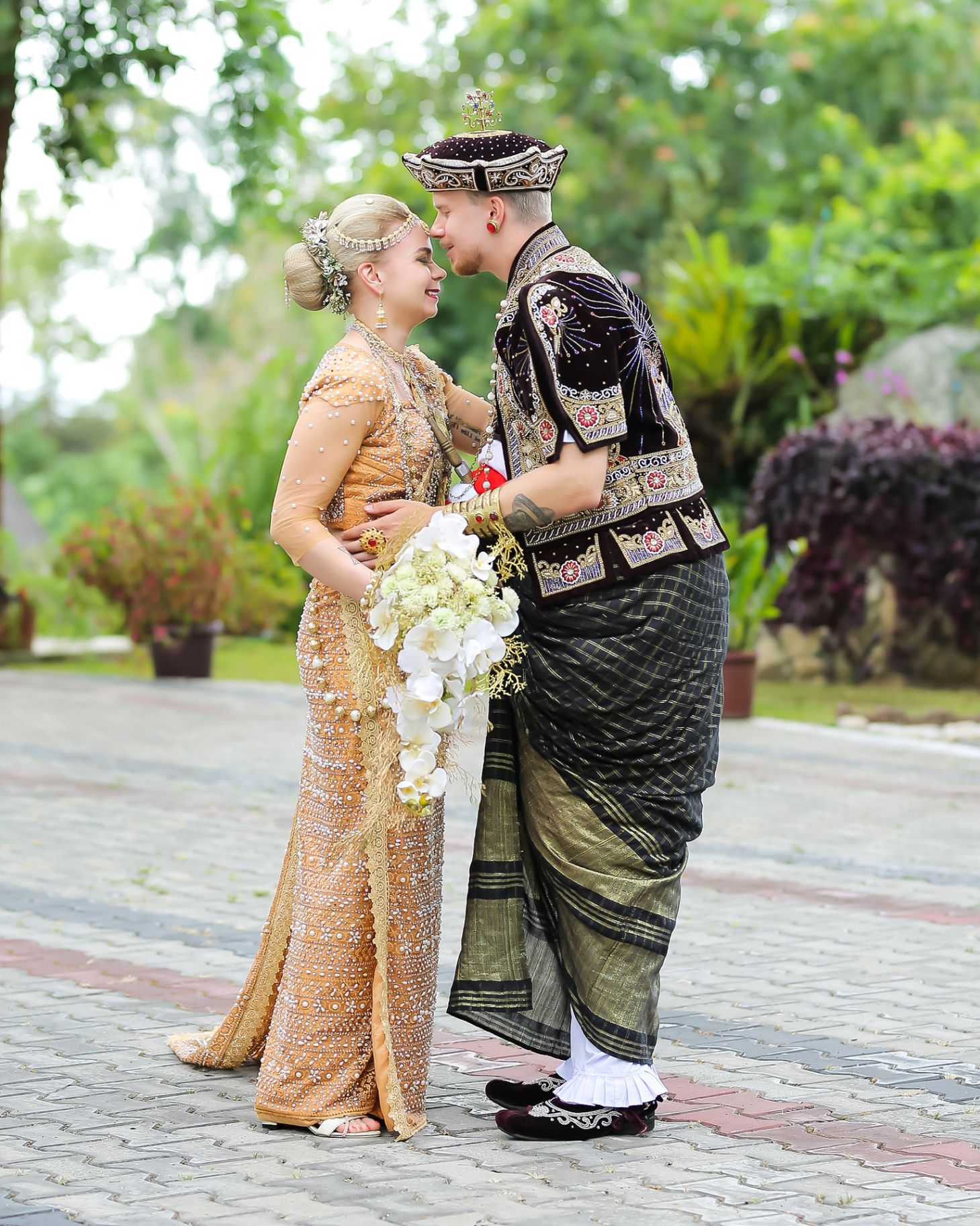 Traditional Sri Lankan wedding couple